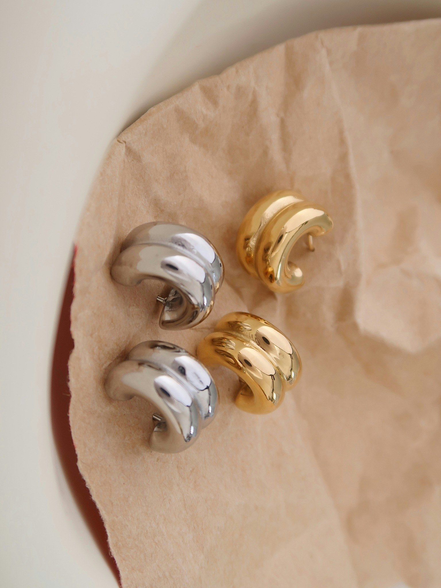 Hoops i stål med 18K guld med räfflad design