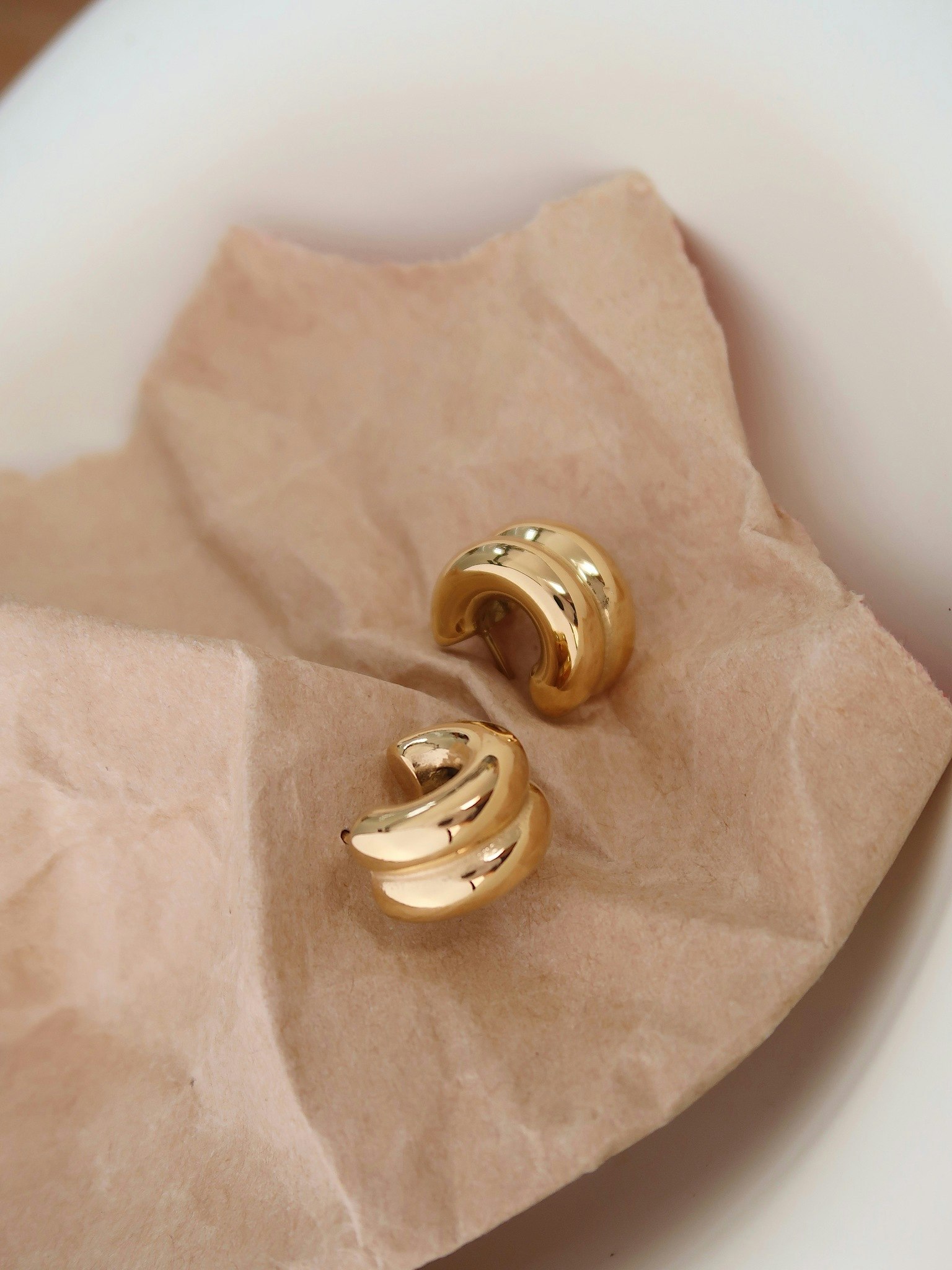 Hoops i stål med 18K guld med räfflad design
