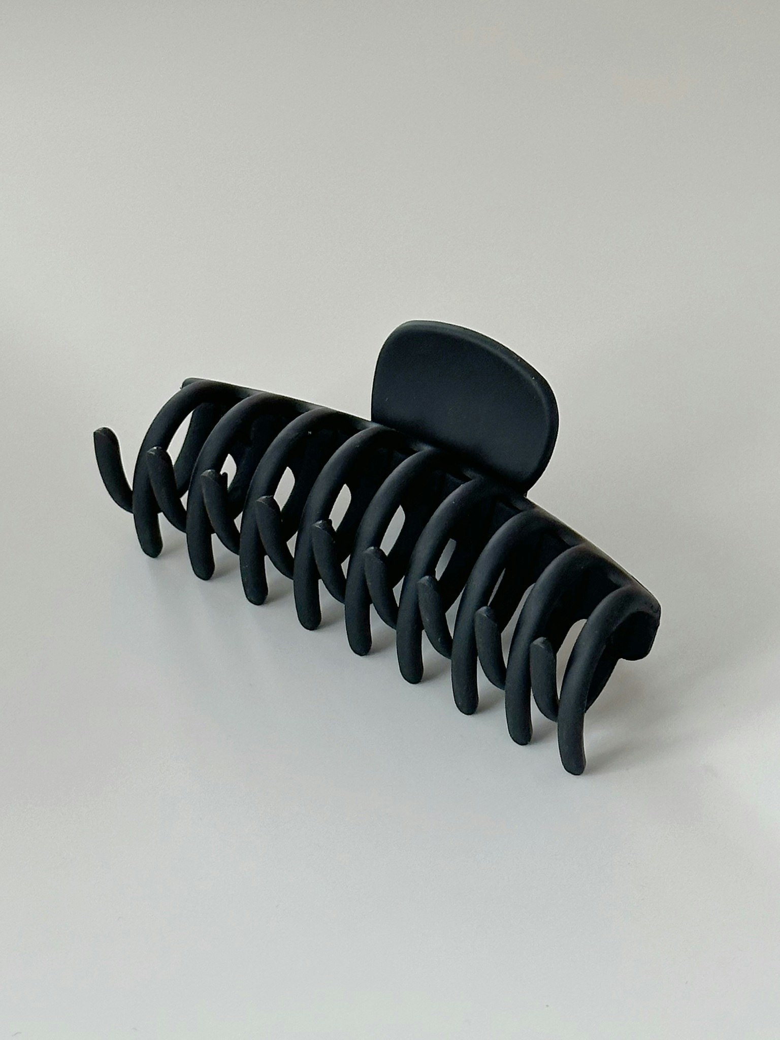 Svart hårklämma med avlång design
