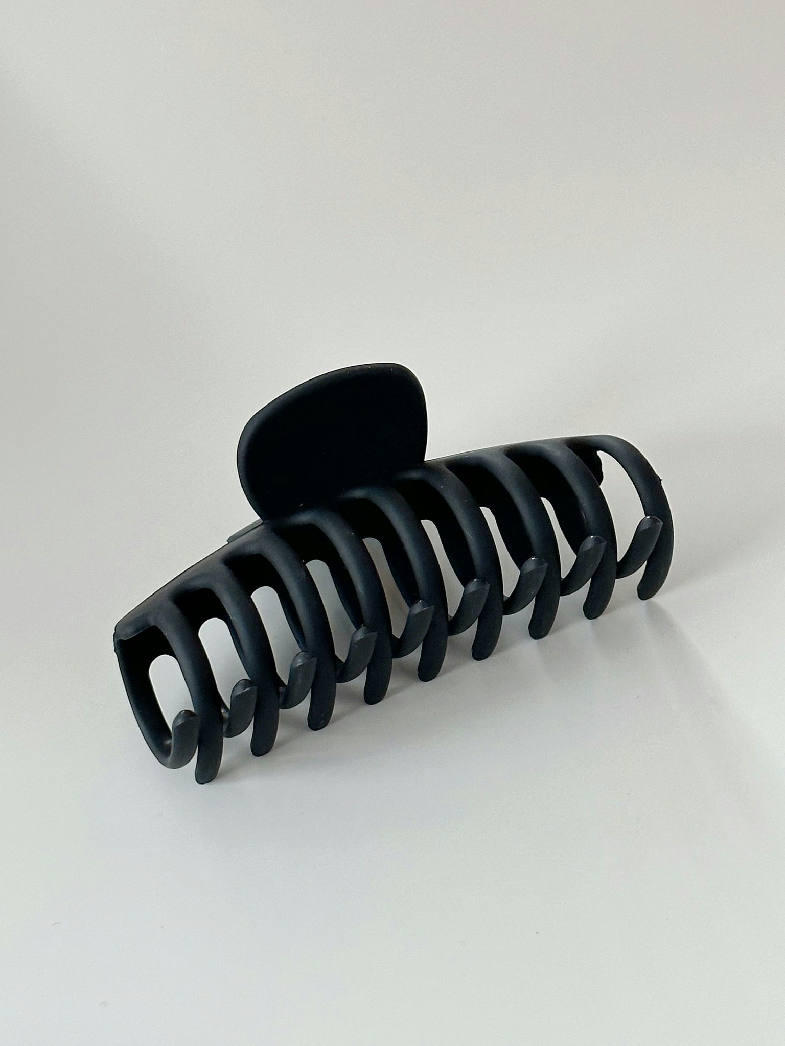 Svart hårklämma med avlång design