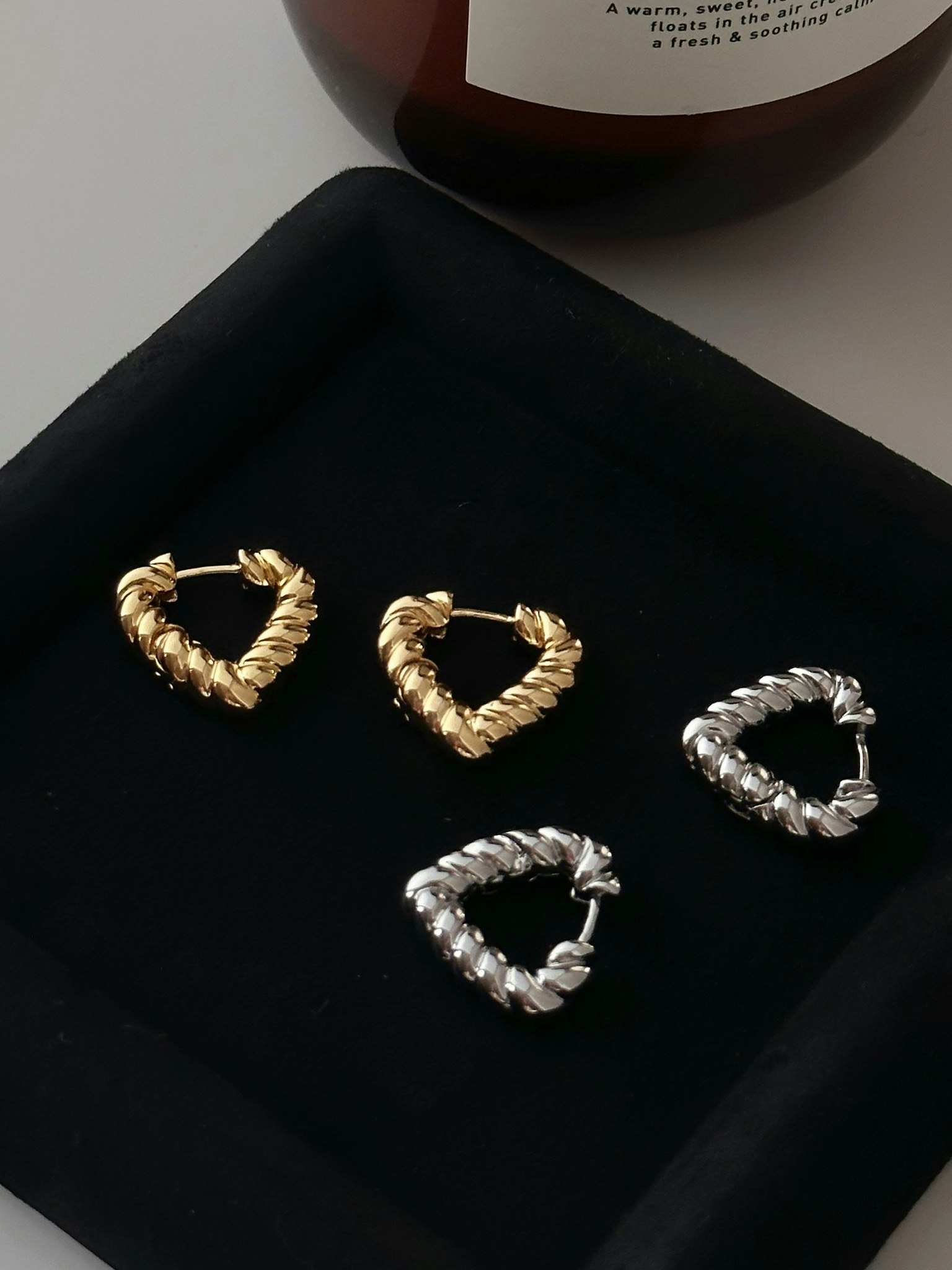 REA Guldfärgade hjärtformade hoops med tvinnade design