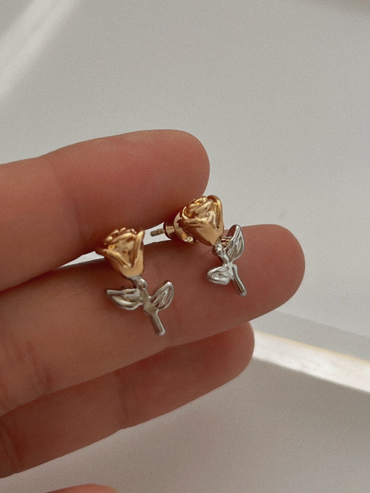REA Örhängen guldpläterade med rosa mönster