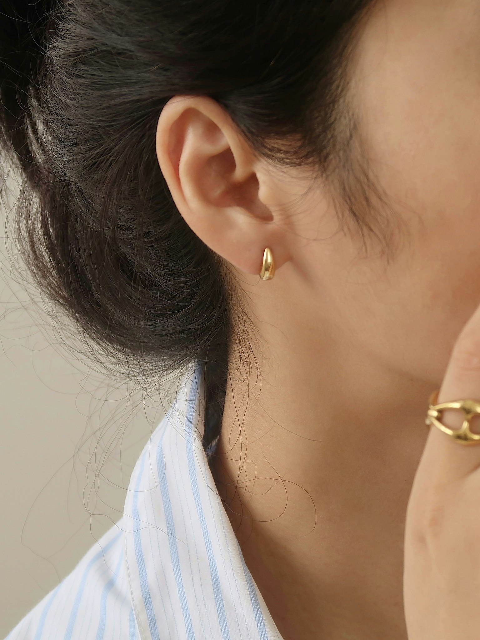 Droppformade studs i stål med 18k guld