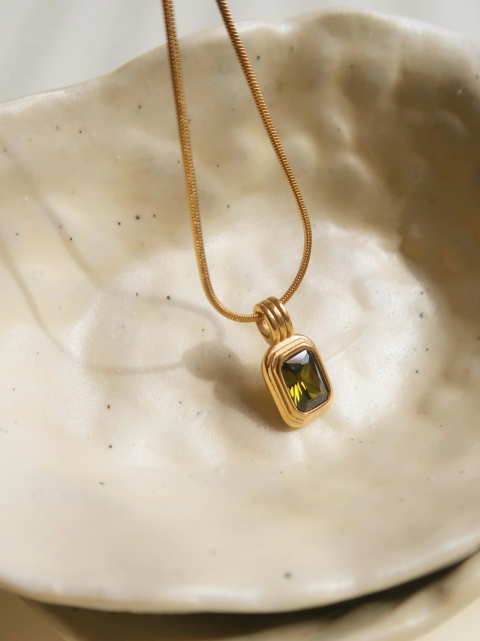 Halsband i stål med olivgrön Cubic Zirconia