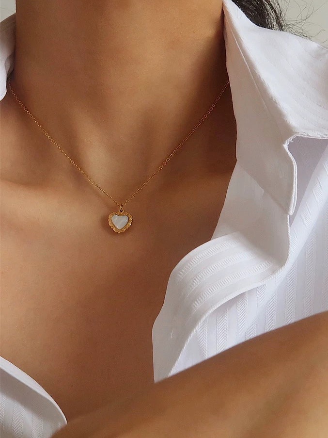 Halsband i stål med 18k guld ochhjärthänge