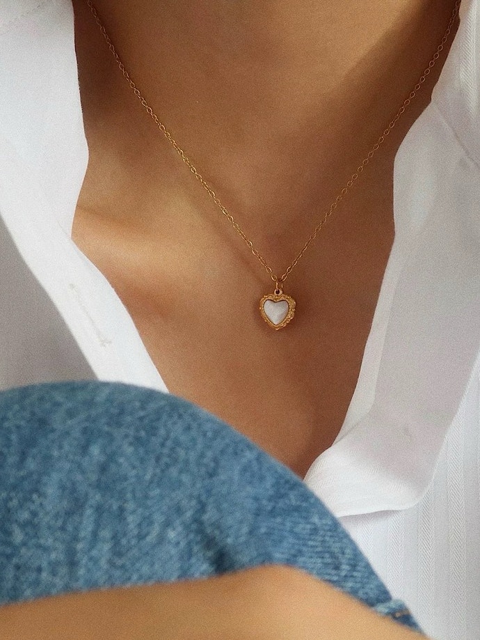 Halsband i stål med 18k guld ochhjärthänge
