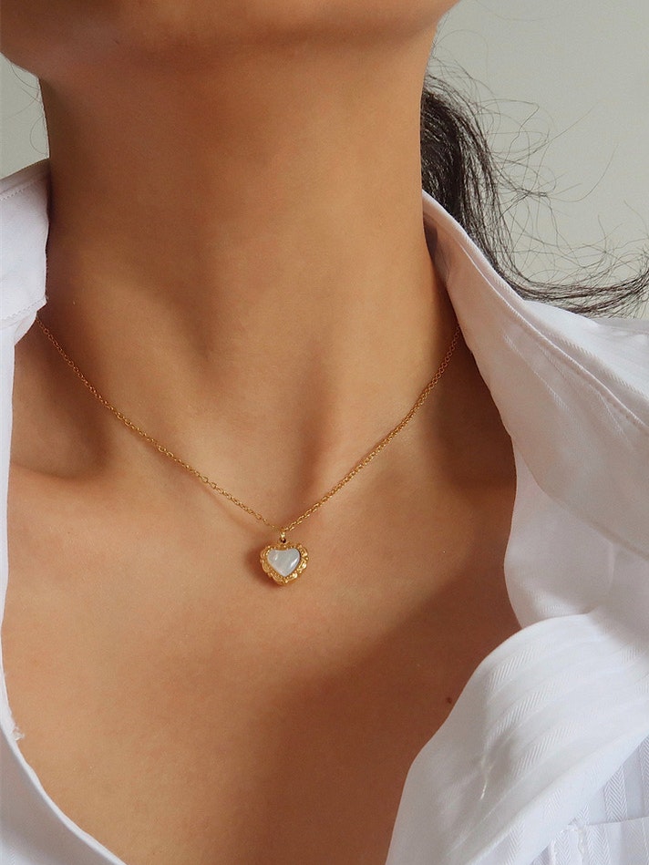 Halsband i stål med 18k guld ochhjärthänge