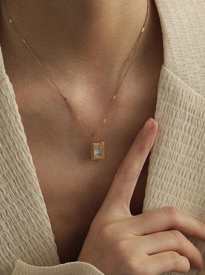 Halsband i stål med 18K guld med glasstenar