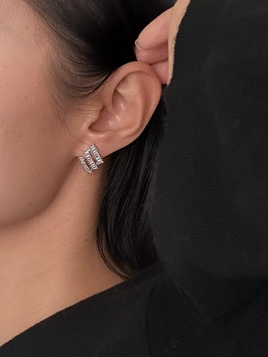 REA Guldpläterad studs med strass