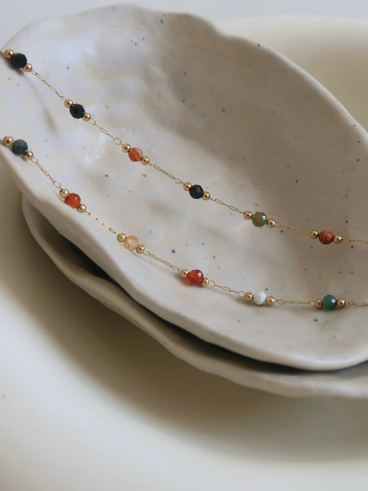 Halsband i stål med färgglada detaljer