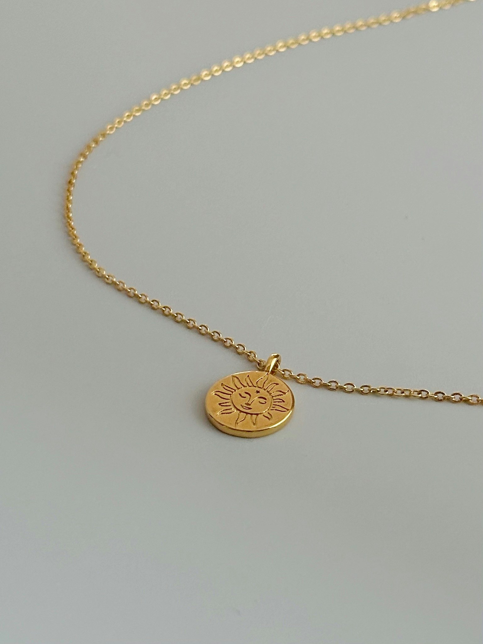 REA Halsband förgyllt med 18k guld med litet solen