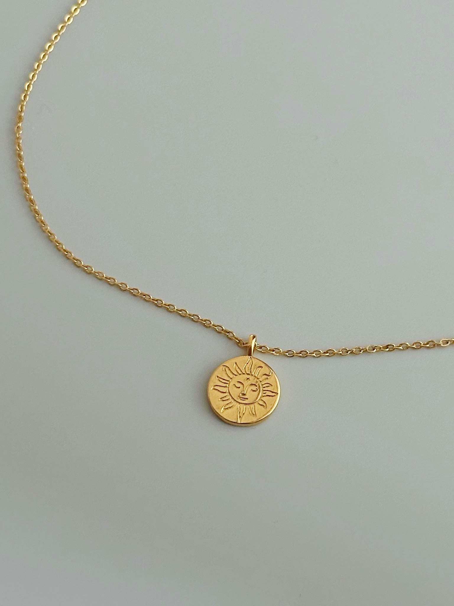 REA Halsband förgyllt med 18k guld med litet solen