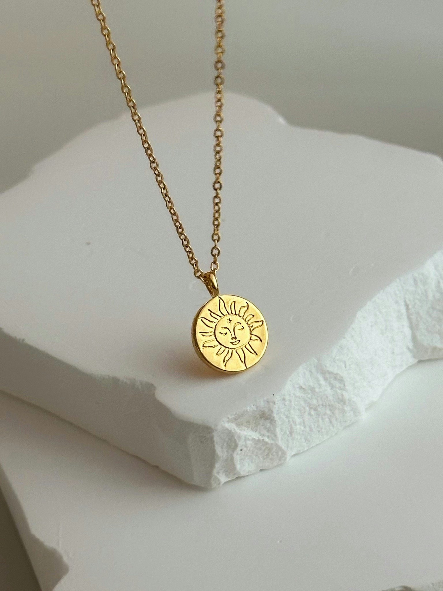 REA Halsband förgyllt med 18k guld med litet solen