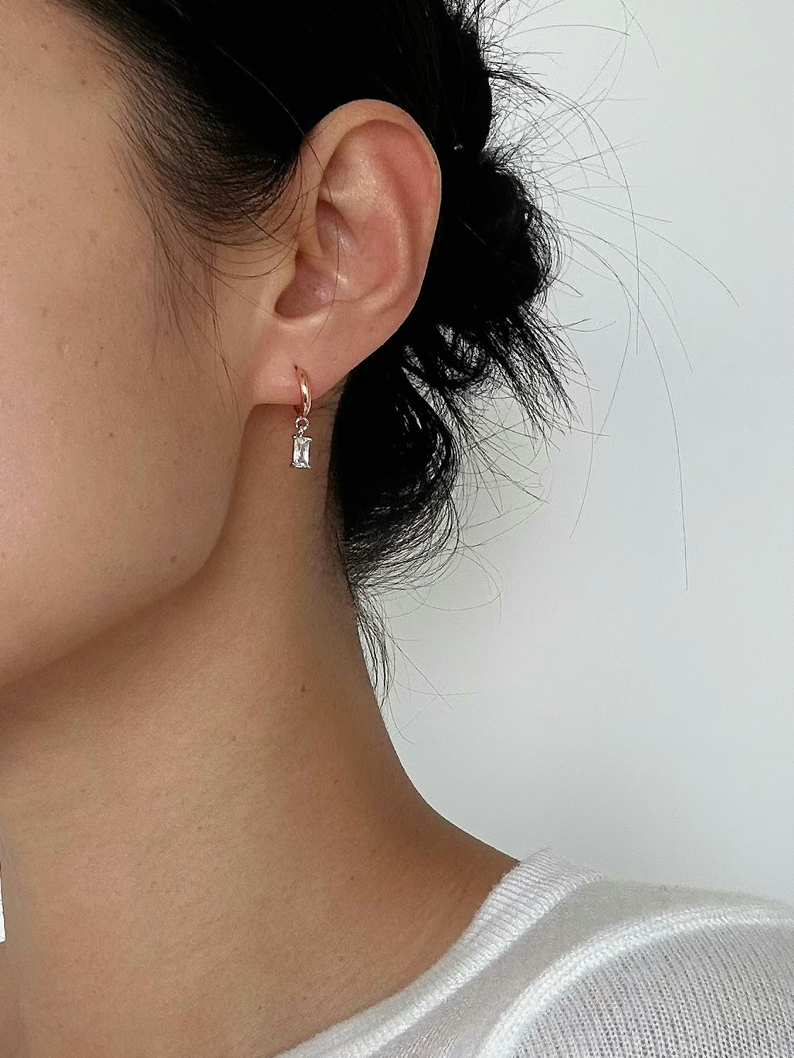 REA Hoops förgyllda med 14K guld med glasstenar