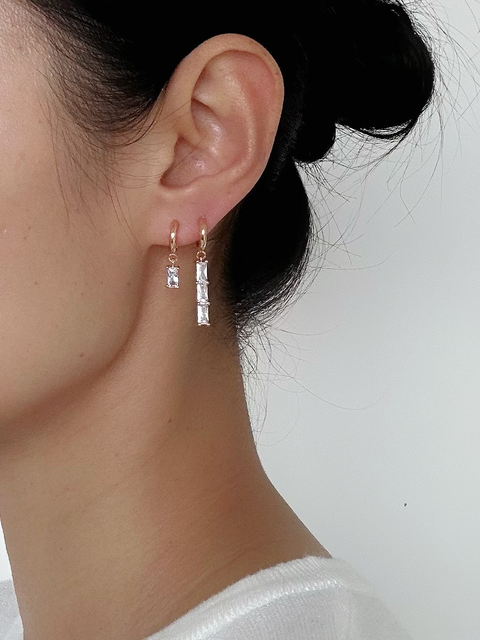 REA Hoops förgyllda med 14K guld med glasstenar