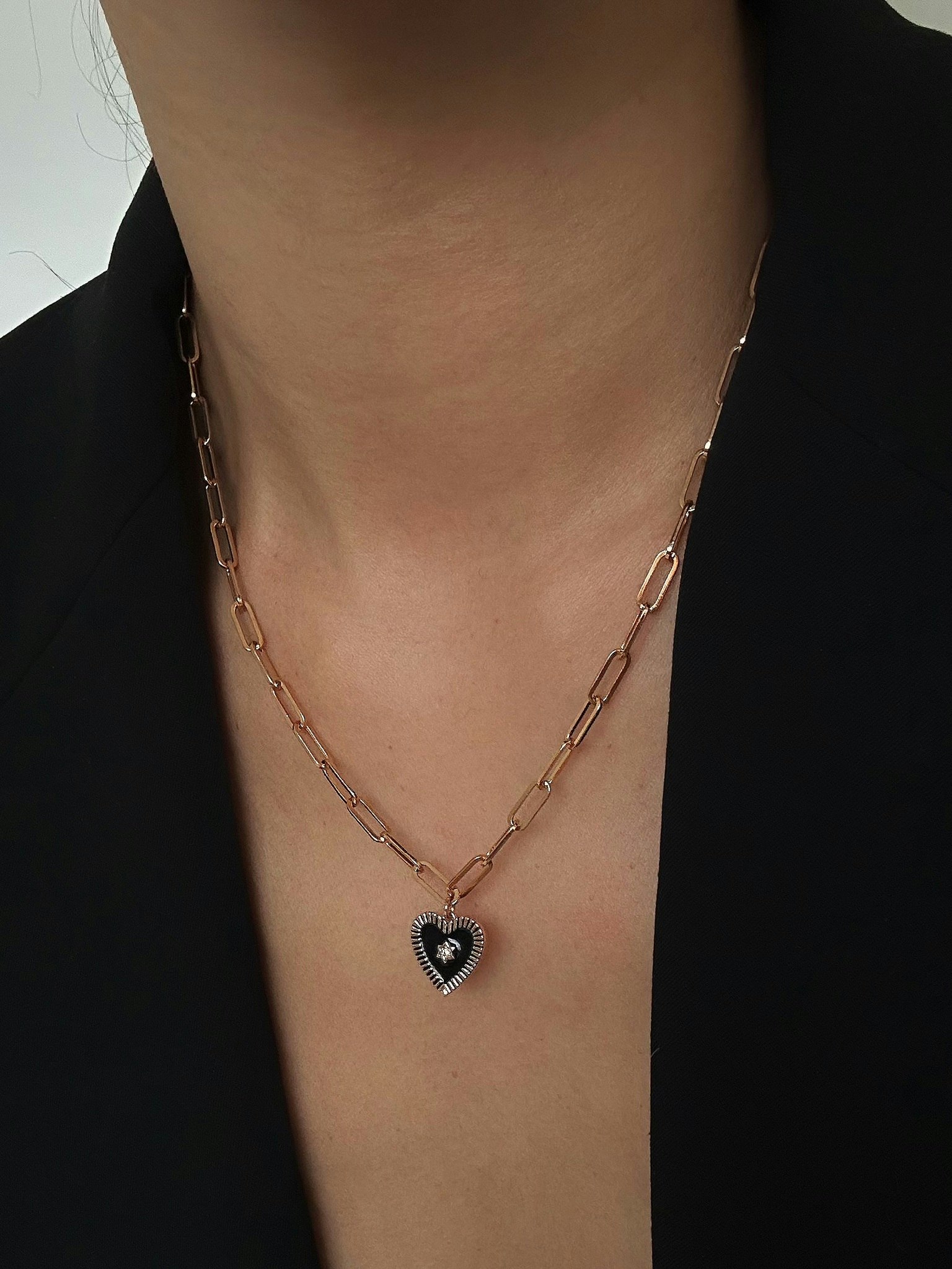 REA Guldfärgat halsband med svart hjärta