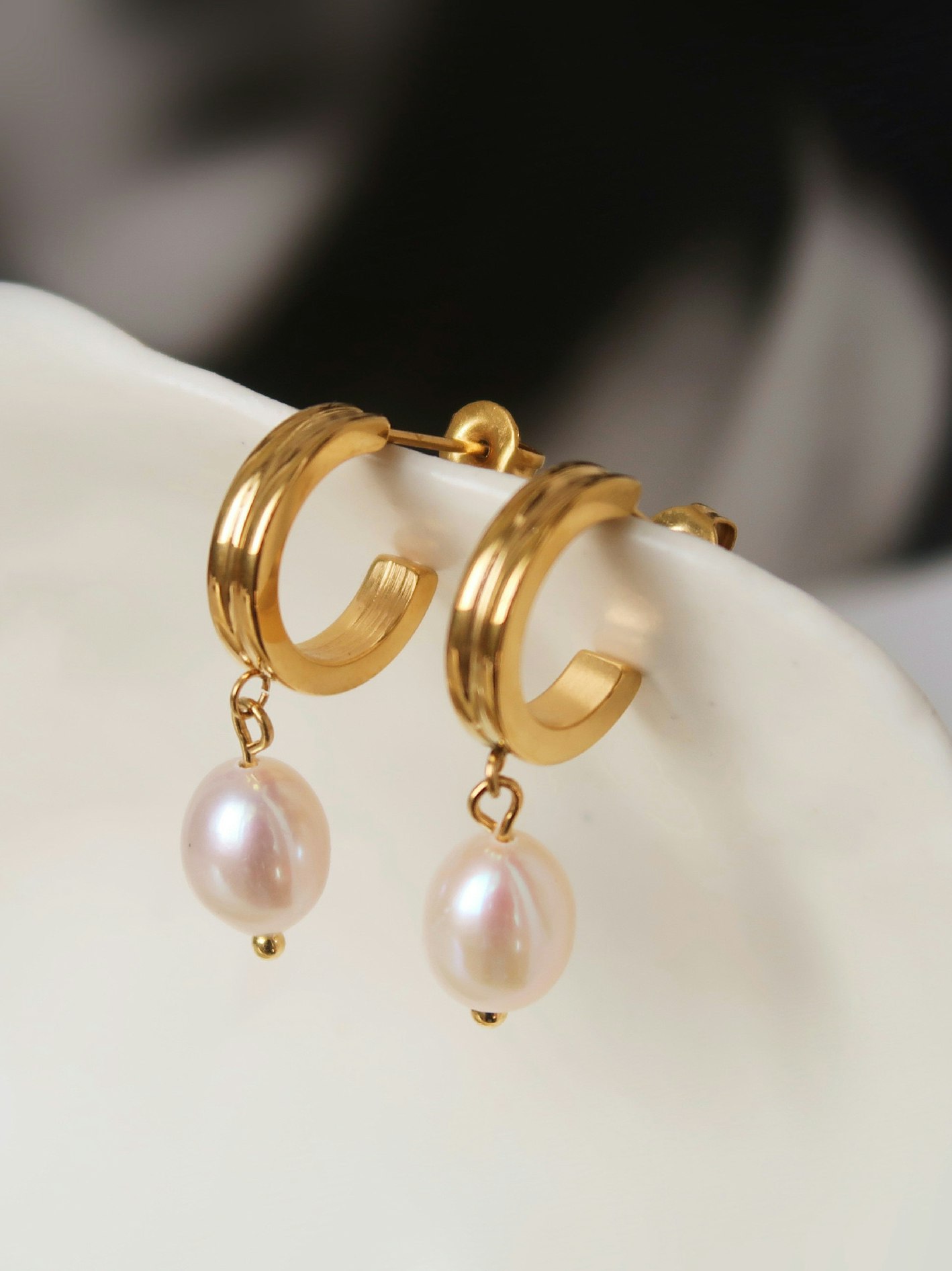Hoops i stål med 18k guld med pärlhängen