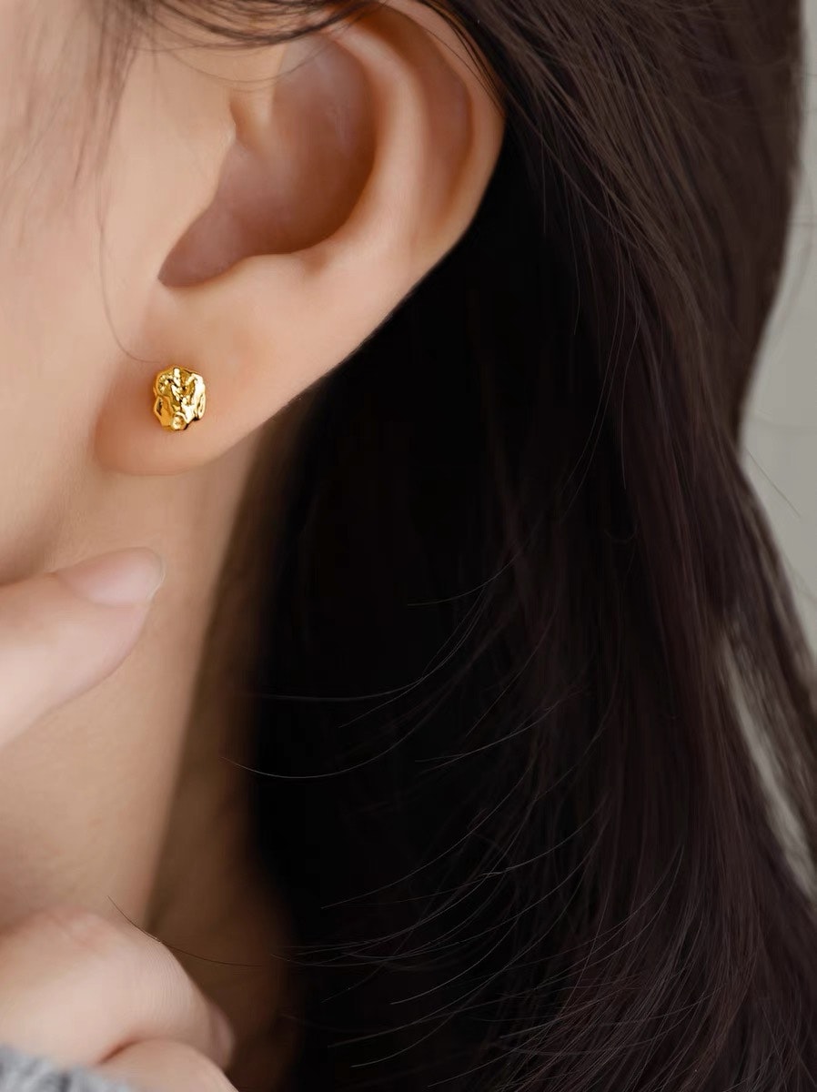 REA Små örhängen förgyllda med 18K guld