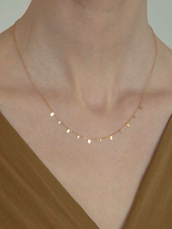 REA Guldfärgat halsband med små metallpaljetter