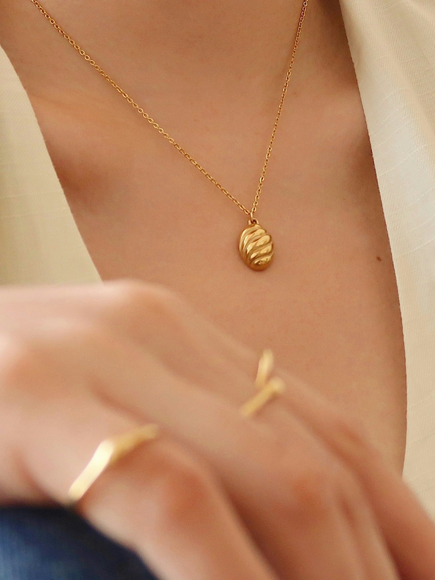 Halsband i stål med 18k guld med mönstrat hänge