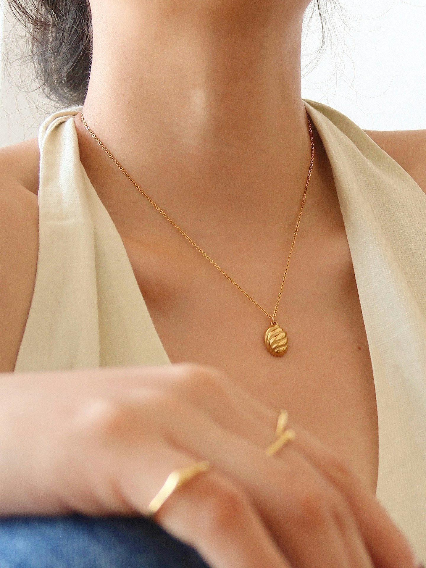 Halsband i stål med 18k guld med mönstrat hänge