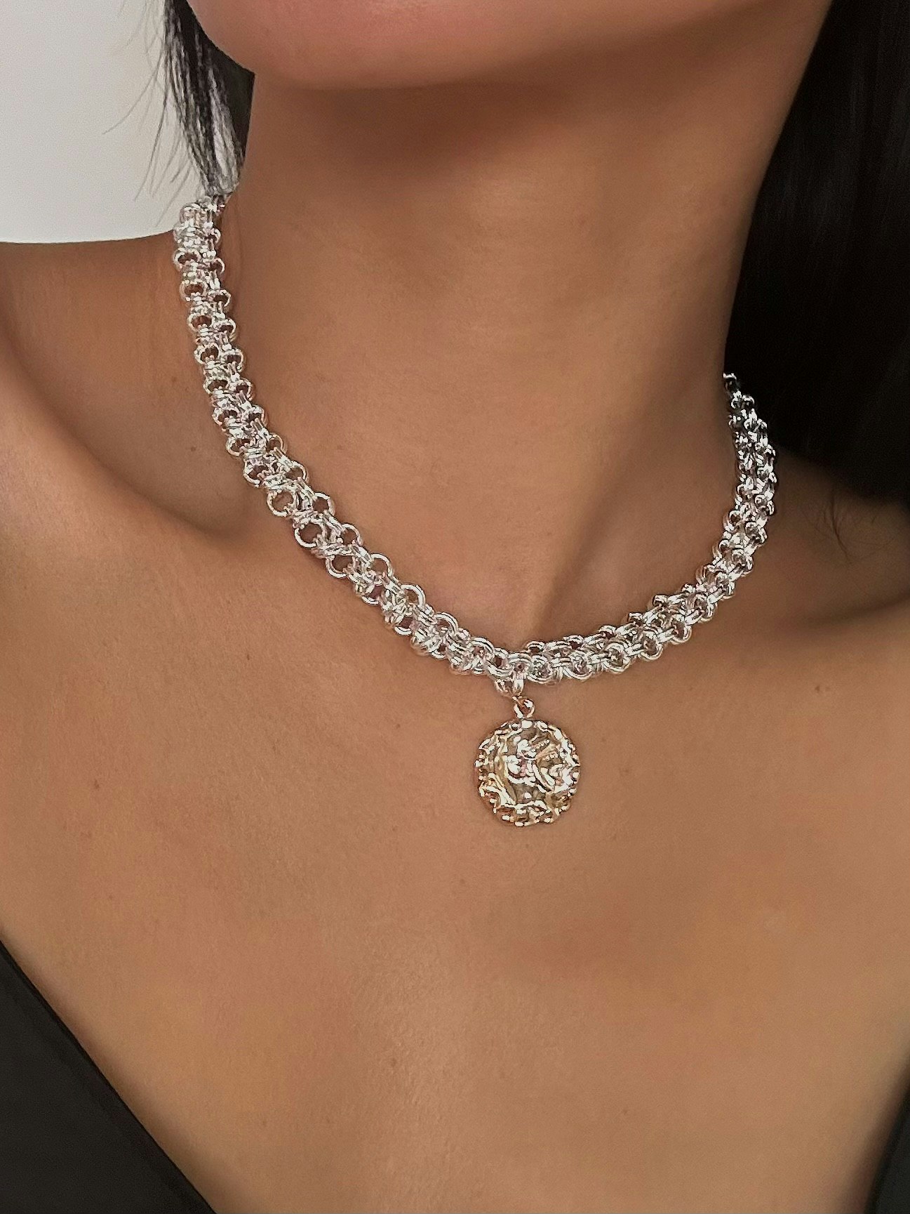 REA Bred silverfärgad choker med hängsmycke