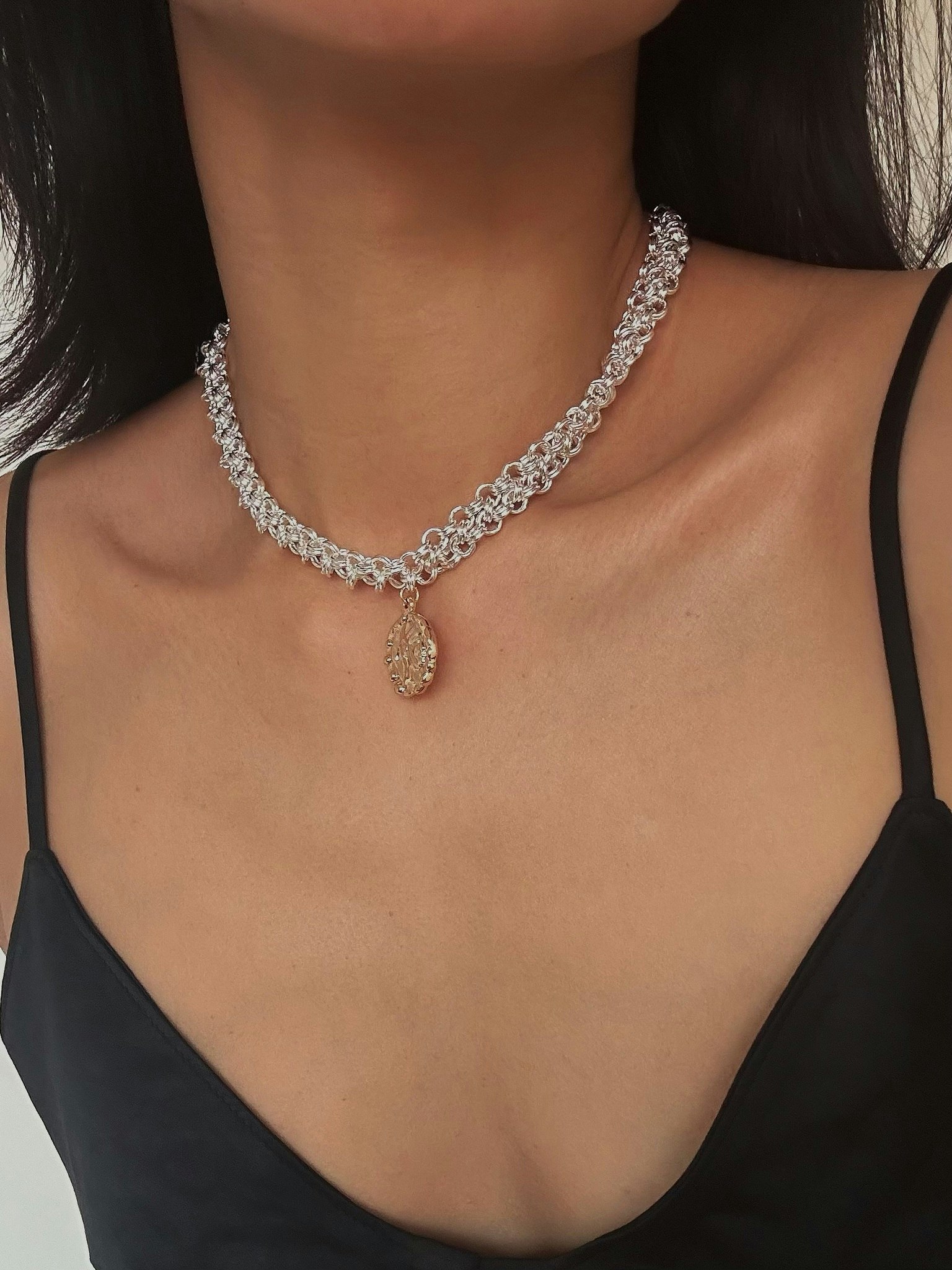 REA Bred silverfärgad choker med hängsmycke