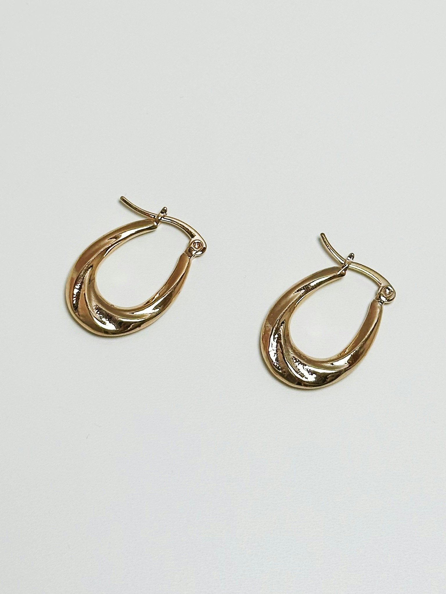 REA Guldfärgade hoops i ovala design