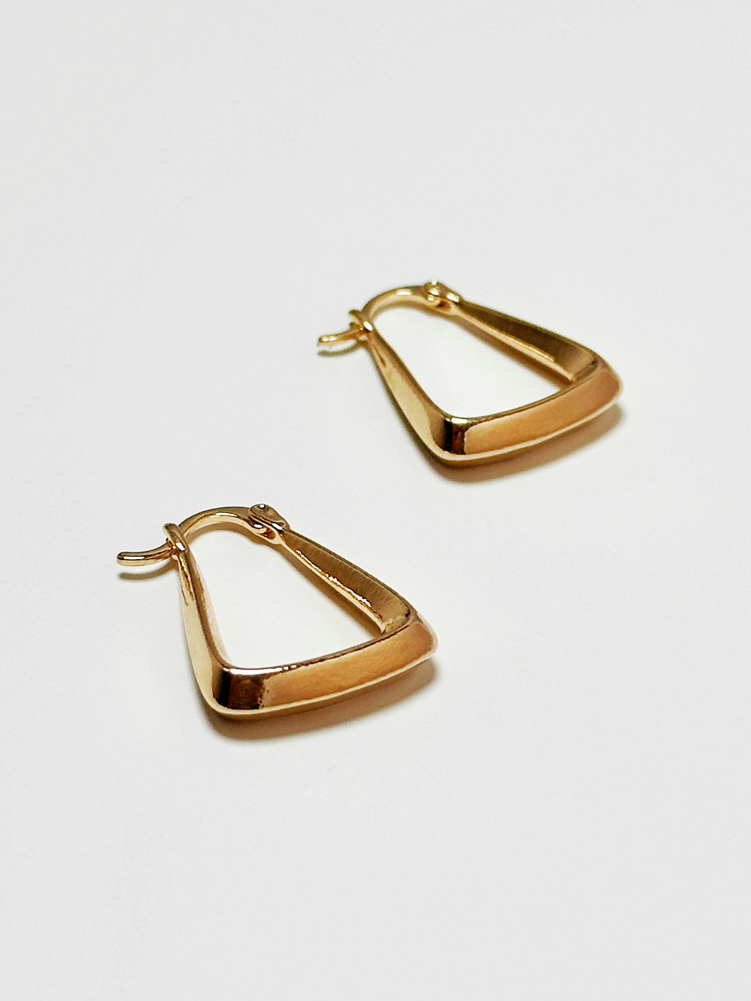 REA Hoops guldpläterade med 18K guld med enkel design örhängen