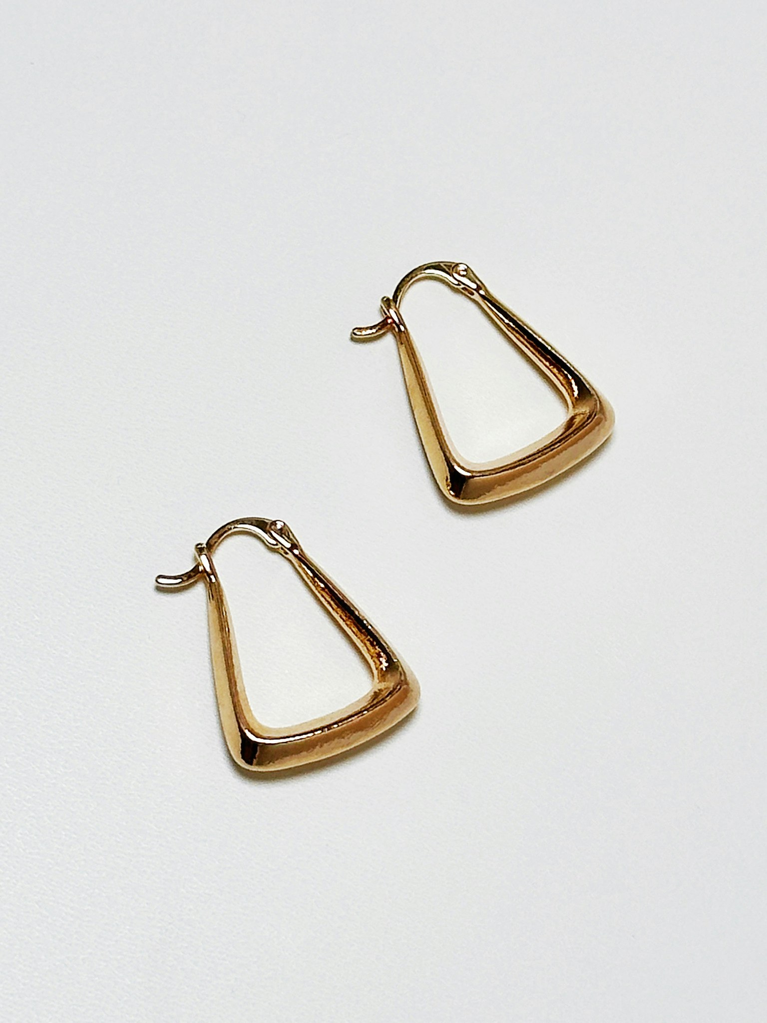 REA Hoops guldpläterade med 18K guld med enkel design örhängen