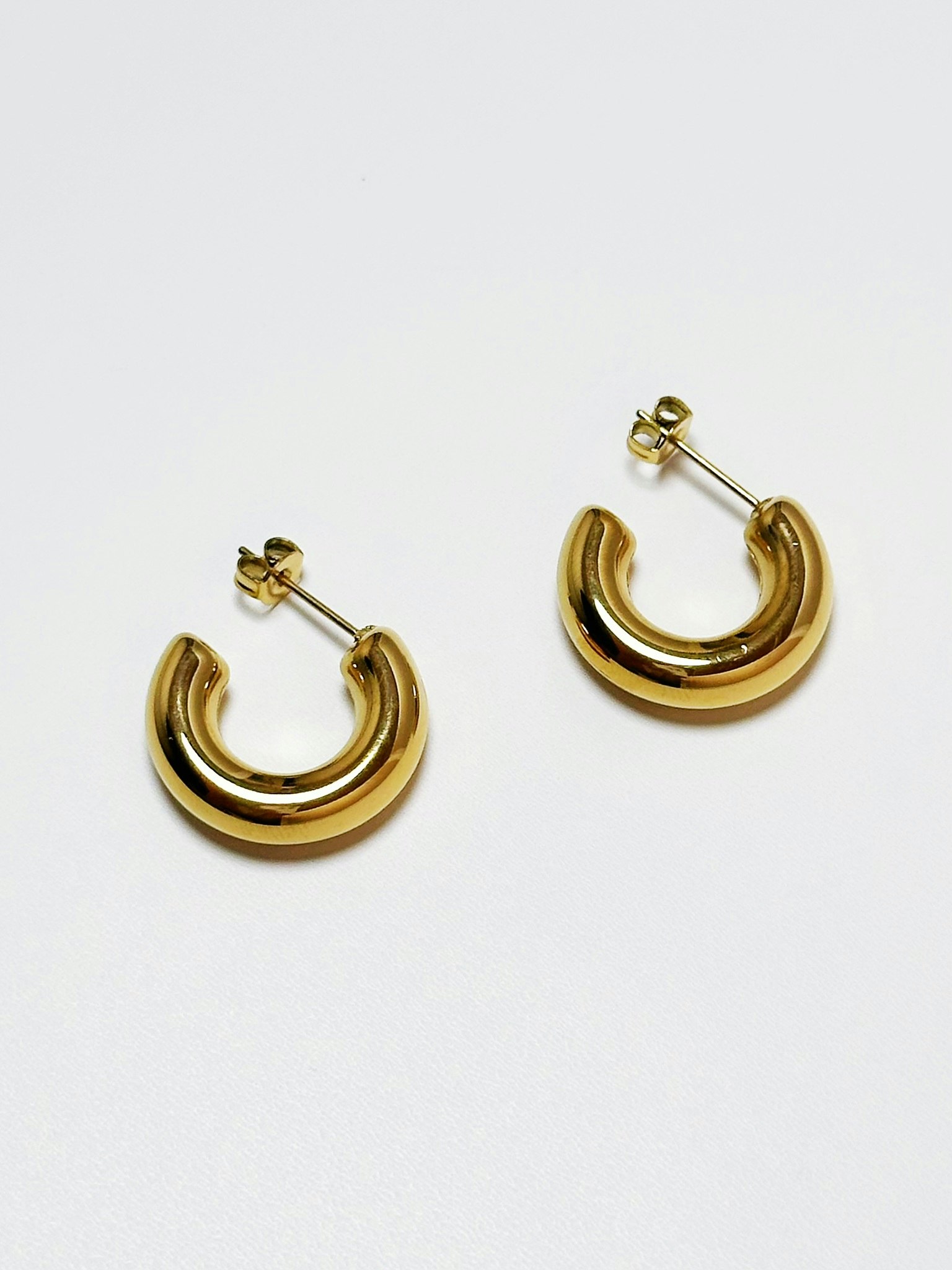 Hoops i stål med 18K guld chunky design