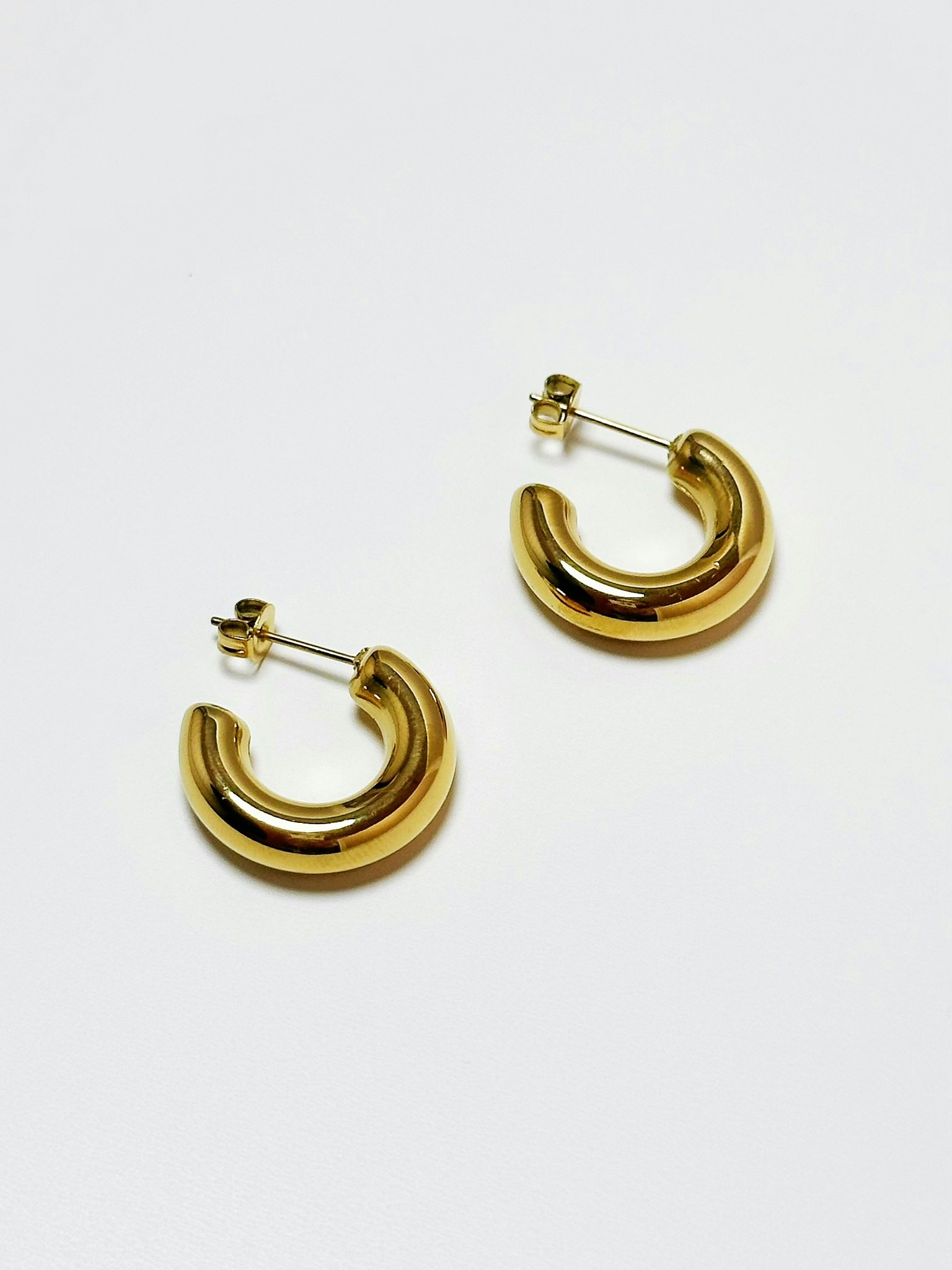 Hoops i stål med 18K guld chunky design