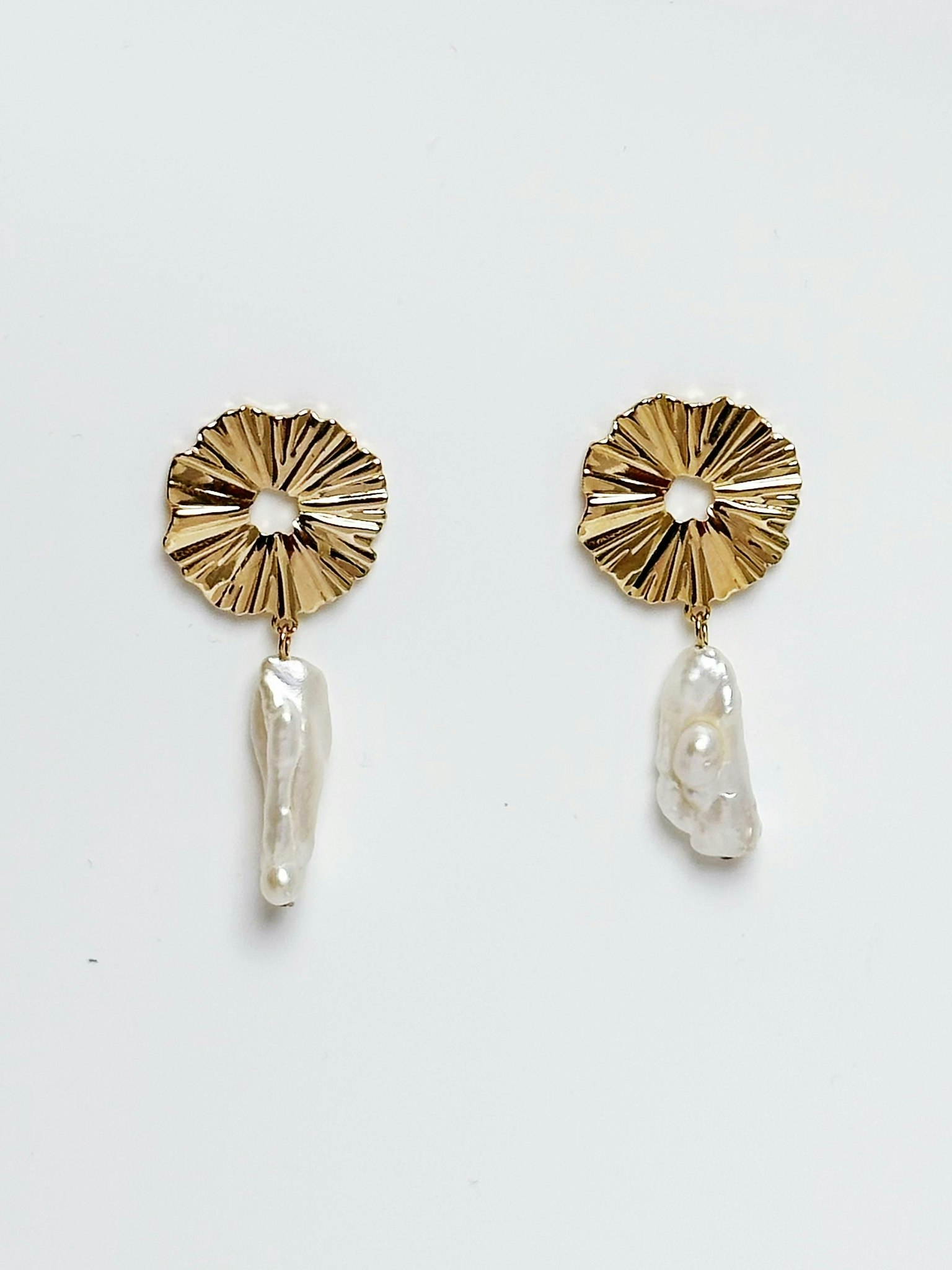 REA Guldfärgade studs med sötvattenspärlor