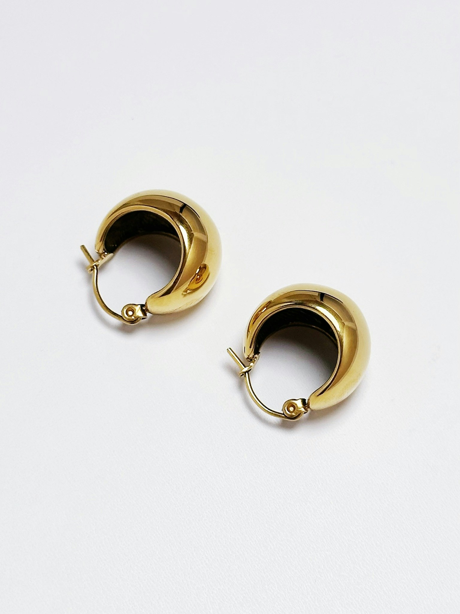 Hoops i stål med 18k guld