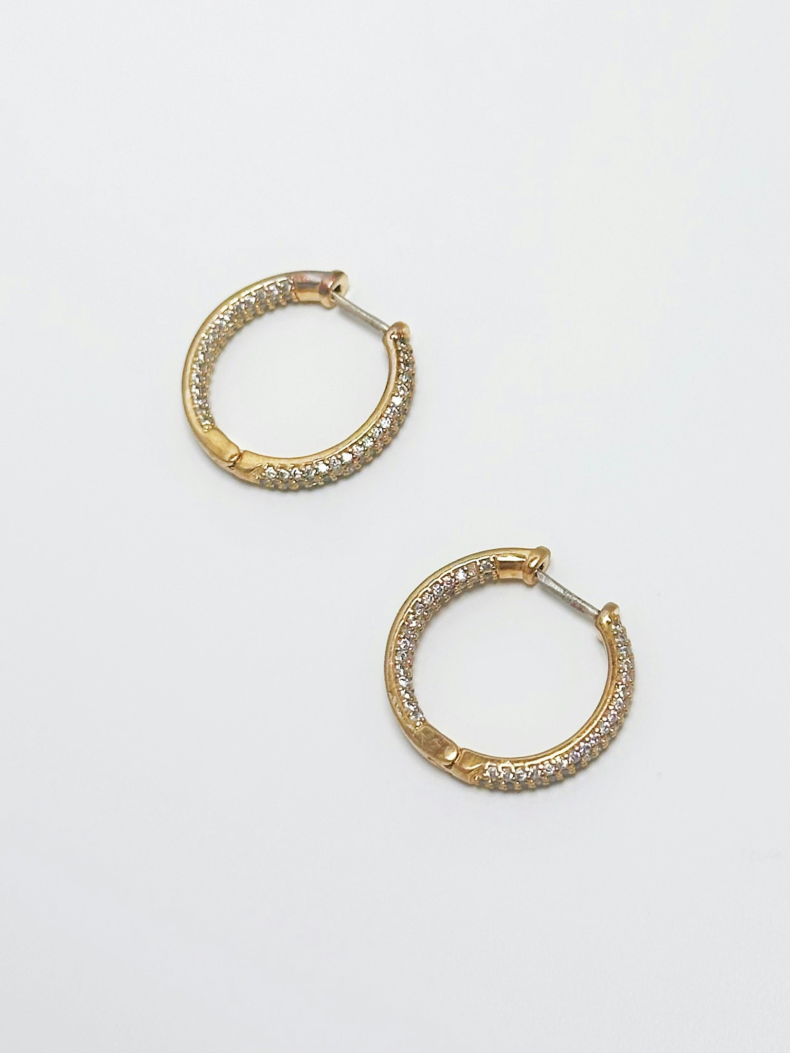 925 Silvernål klassiska guldfärgade hoops med glasstenar, 2cm