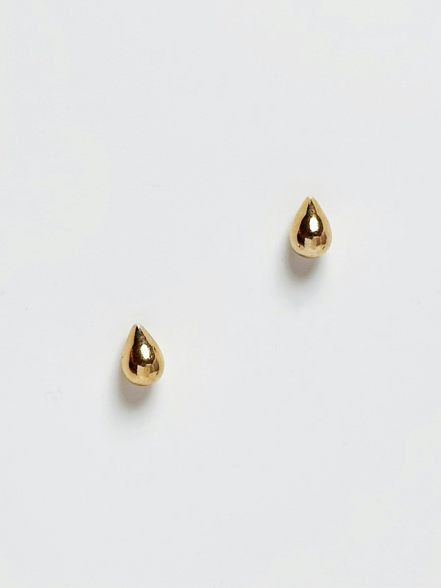 REA Guldfärgade droppformade studs