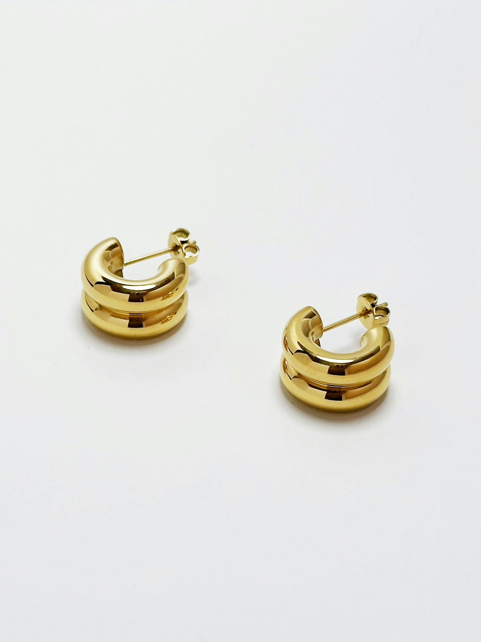 Hoops i stål med 18K guld med räfflad design