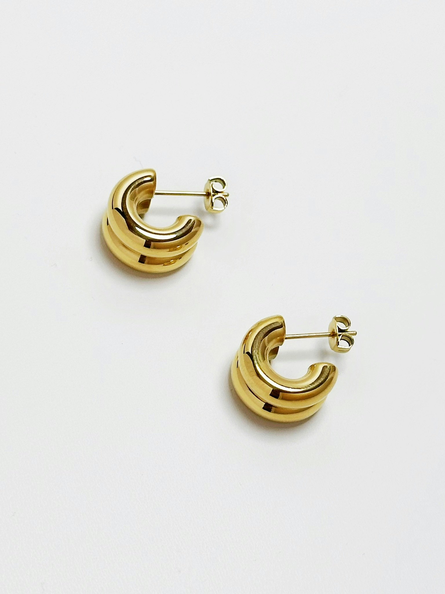 Hoops i stål med 18K guld med räfflad design