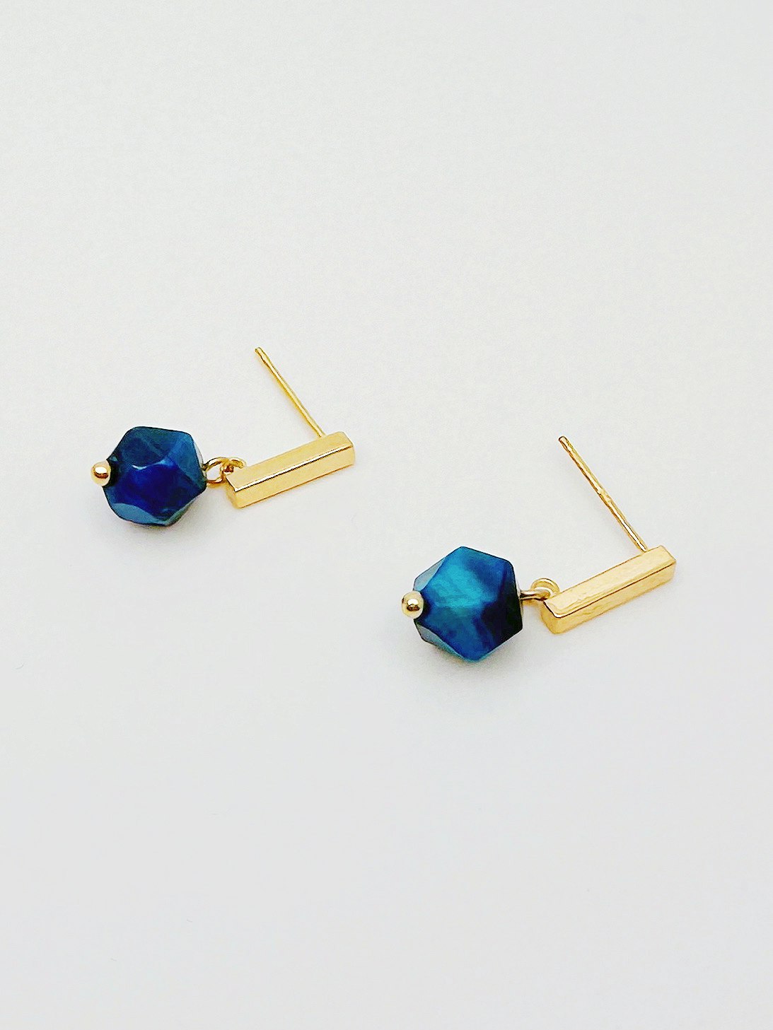 REA Blå tiger Eye Stone Silver Stud örhängen