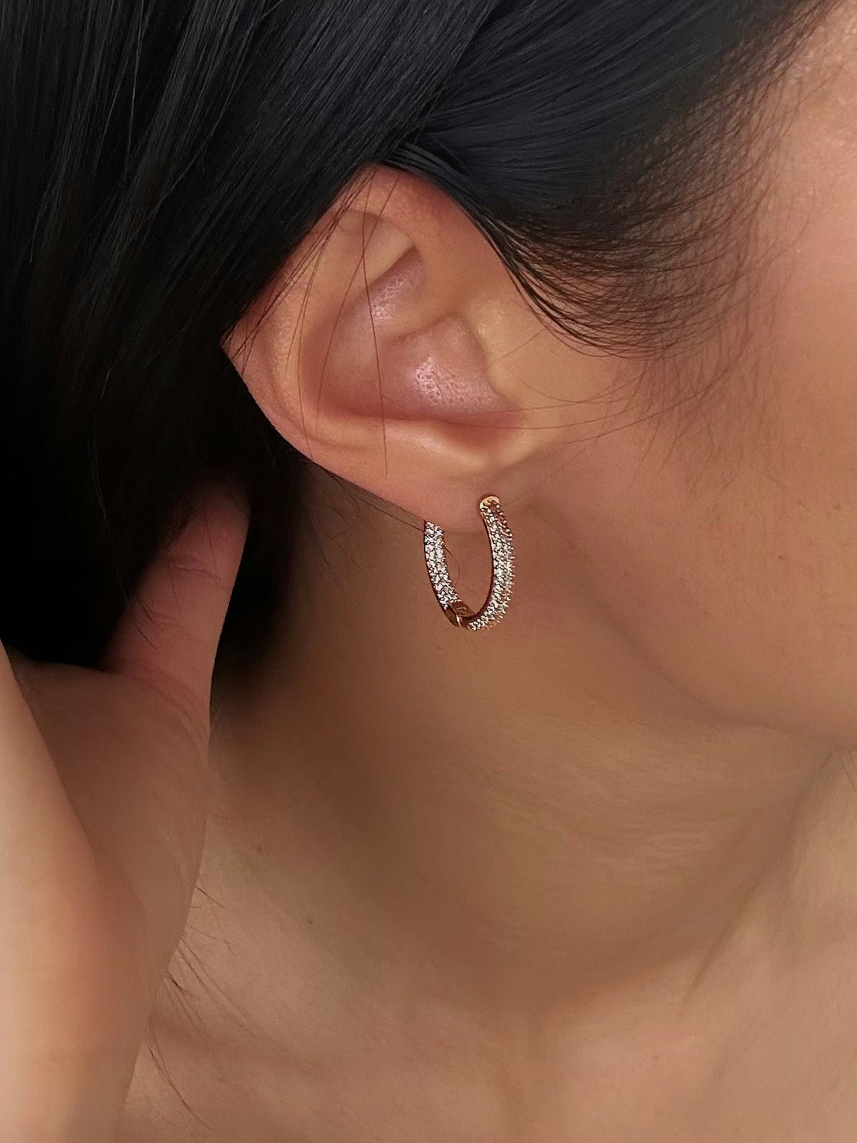 925 Silvernål klassiska guldfärgade hoops med glasstenar, 2cm