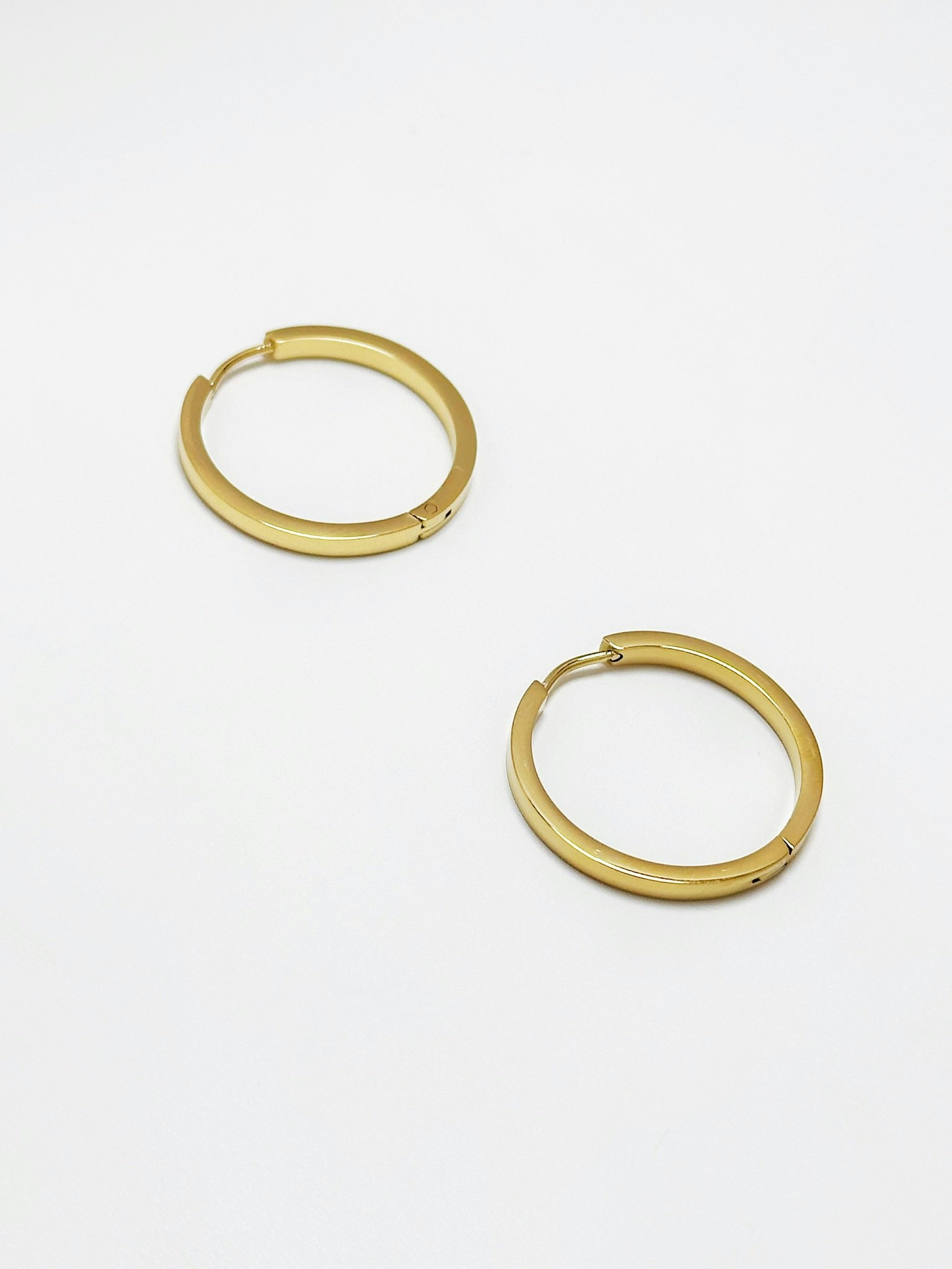 Släta hoops i stål med 18k guld