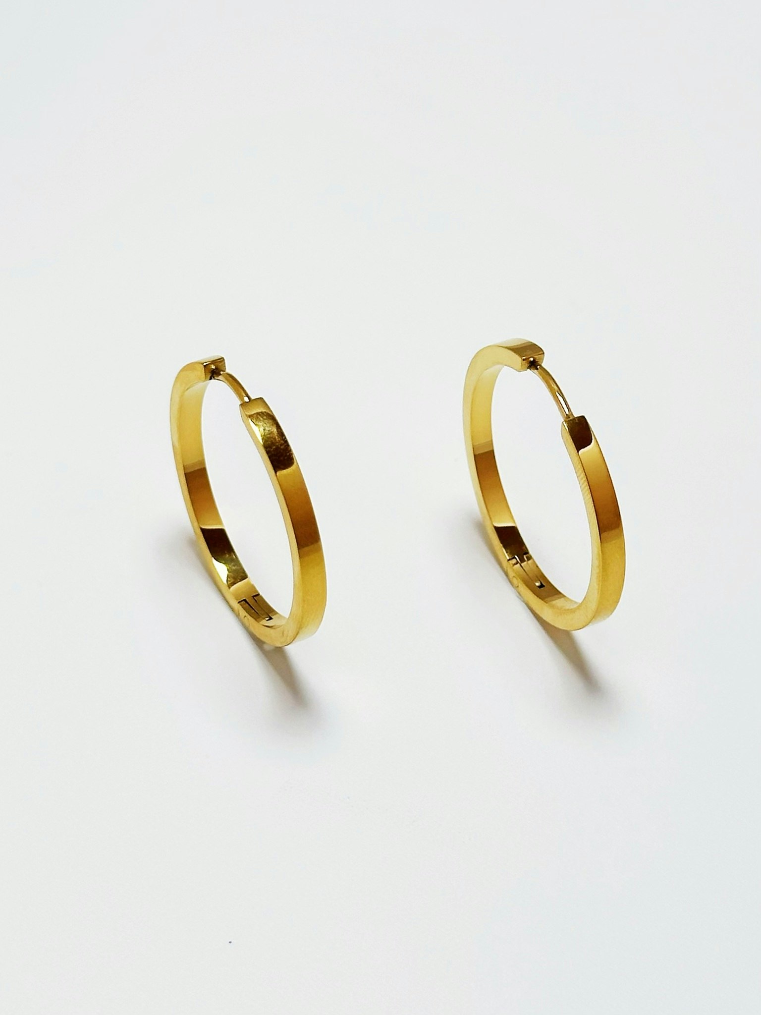 Släta hoops i stål med 18k guld