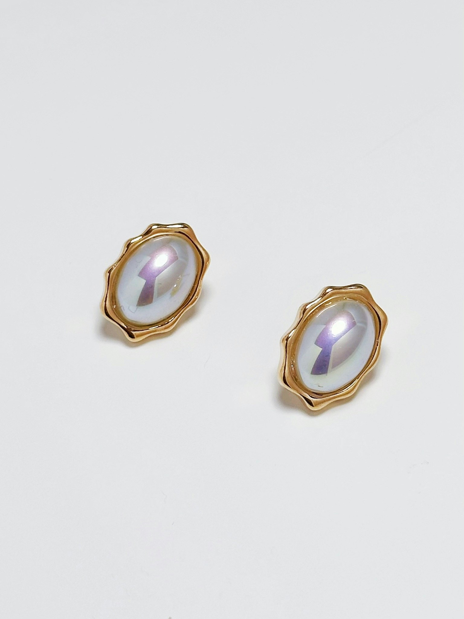 REA Guldfärgade studs med plastpärlor