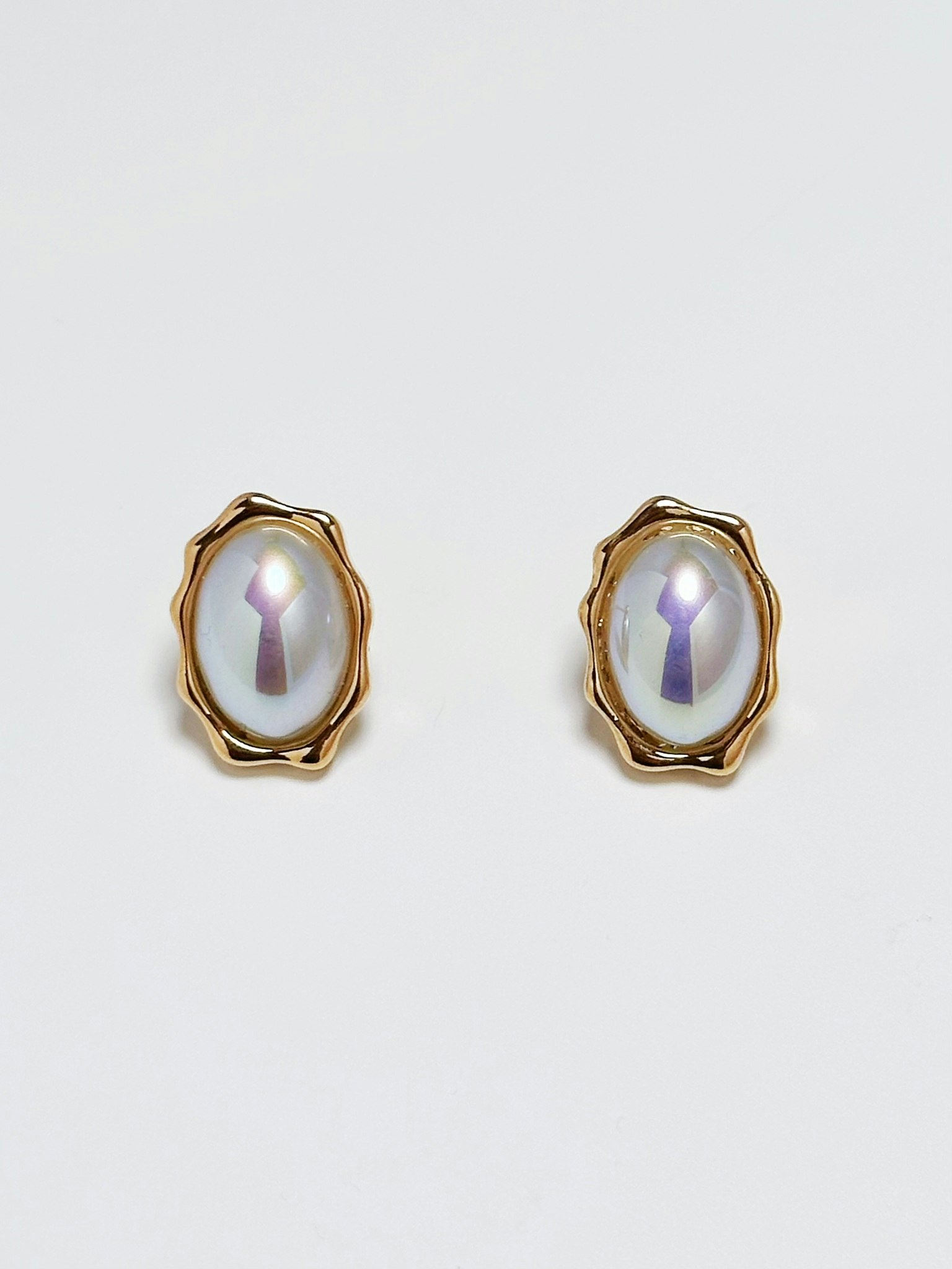 REA Guldfärgade studs med plastpärlor