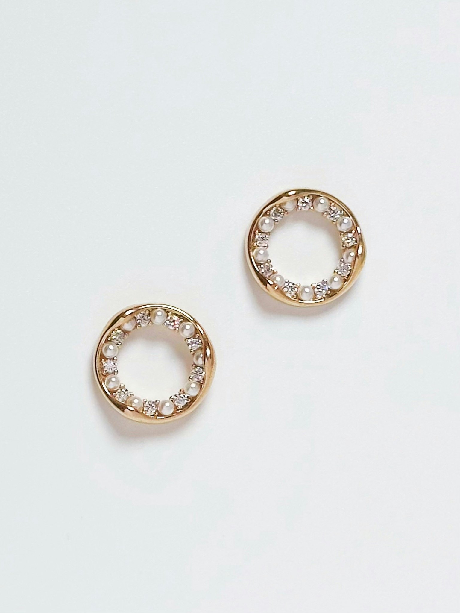 REA Runda guldfärgade studs med glasstenar och pärlor