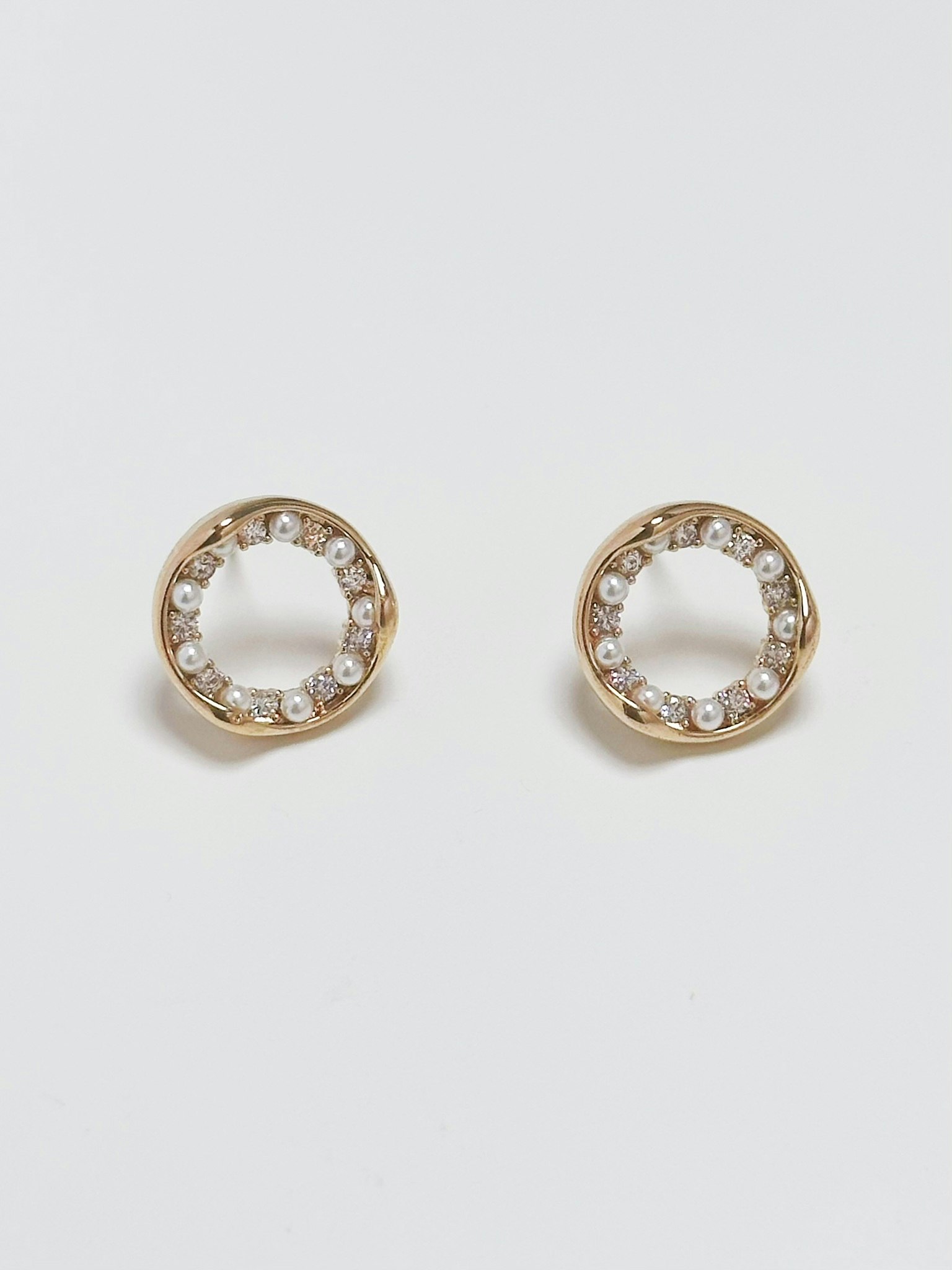 REA Runda guldfärgade studs med glasstenar och pärlor