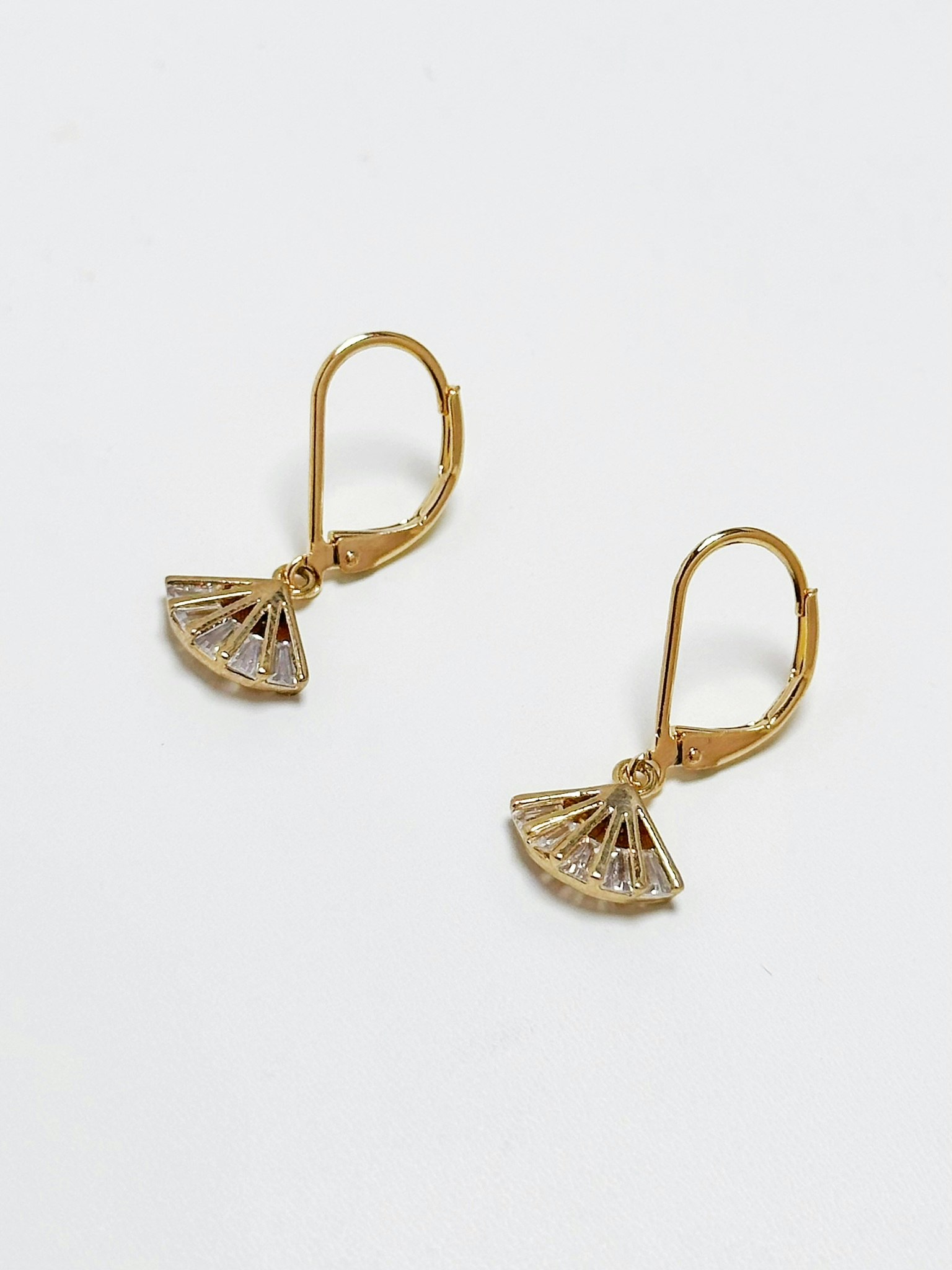REA Guldfärgade hoops med fläktform hänge och Cubic Zirconia