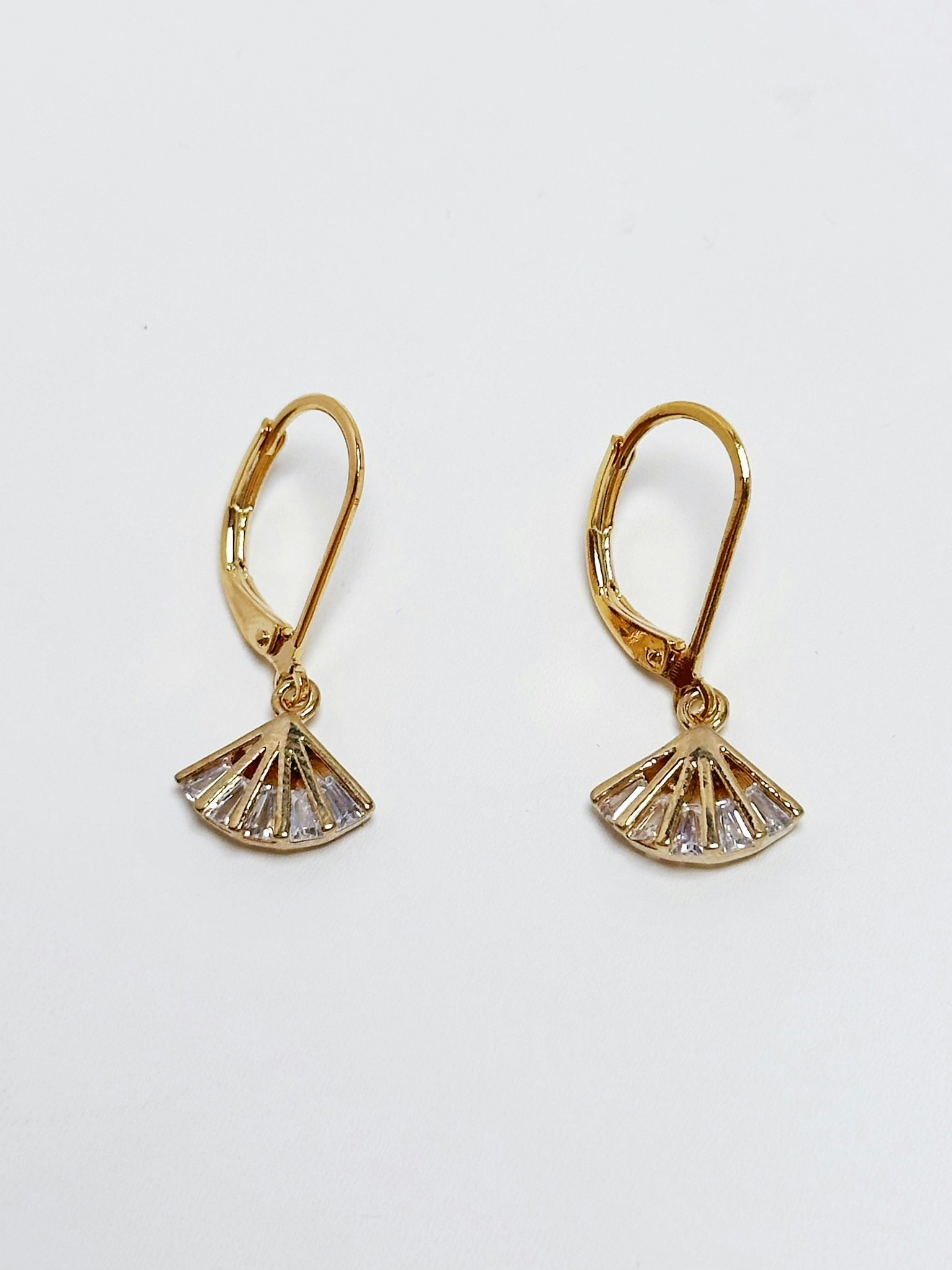 REA Guldfärgade hoops med fläktform hänge och Cubic Zirconia