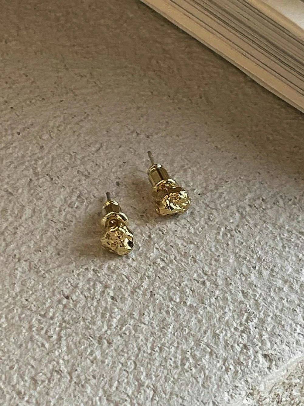 REA Små örhängen förgyllda med 18K guld