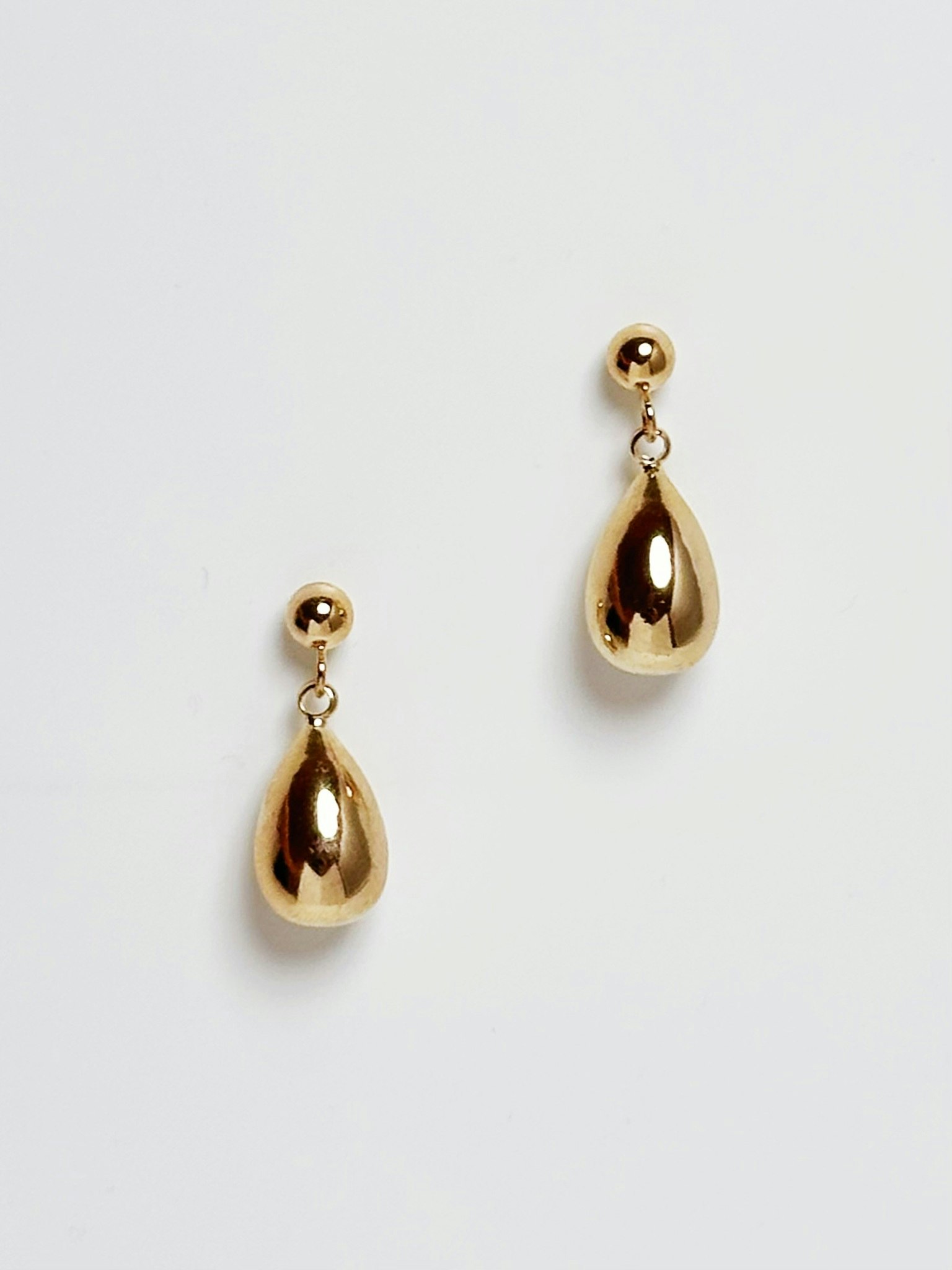 REA Studs med droppformade hängen